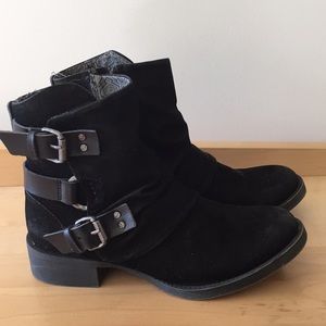 Cute black ankle booties!